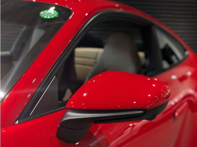 111項目のチェックリストに沿って車両全体の状態と機能、車両情報と履歴を入念にチェックいたします。品質保証だけに留まらず細部までクオリティを担保し、信頼と末永い価値を創造します。