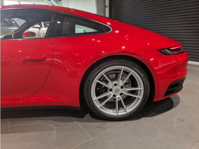 ポルシェの認定中古車は、ポルシェの特徴や構造、システムに精通したプロフェッショナルであるテクニシャンによって、合計111項目にわたる厳格なチェックをクリアした車両のみを取り扱っております。