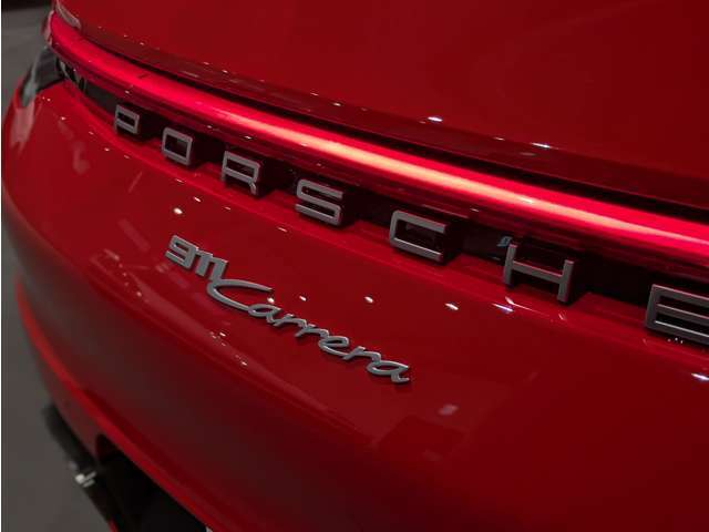 広い展示場には、さまざまな車両を展示しております。試乗など、お気軽にスタッフまでお声がけくださいませ。