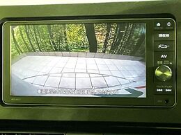 【バックカメラ】駐車時に後方がリアルタイム映像で確認できます。大型商業施設や立体駐車場での駐車時や、夜間のバック時に大活躍！運転スキルに関わらず、今や必須となった装備のひとつです！