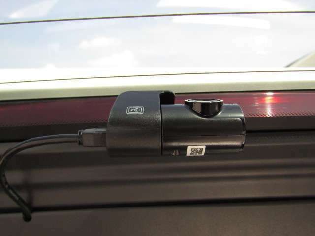 ボルボ純正ドライブレコーダー前後タイプを装備。モーションセンサーがついており、駐車中も動体物を感知し記録を残します。