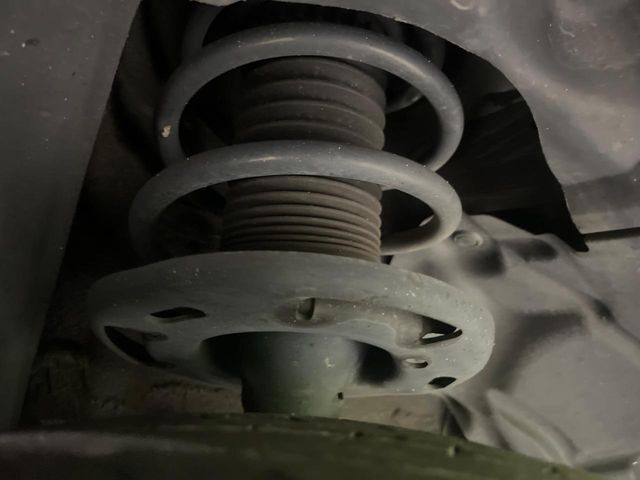 お車を安心してお乗りいただく為には、足回りの定期点検が欠かせません。サービスサポート（有償保証）では無料点検もご提供しており、安心のカーライフをお過ごしいただけるサポート体制が整っています。