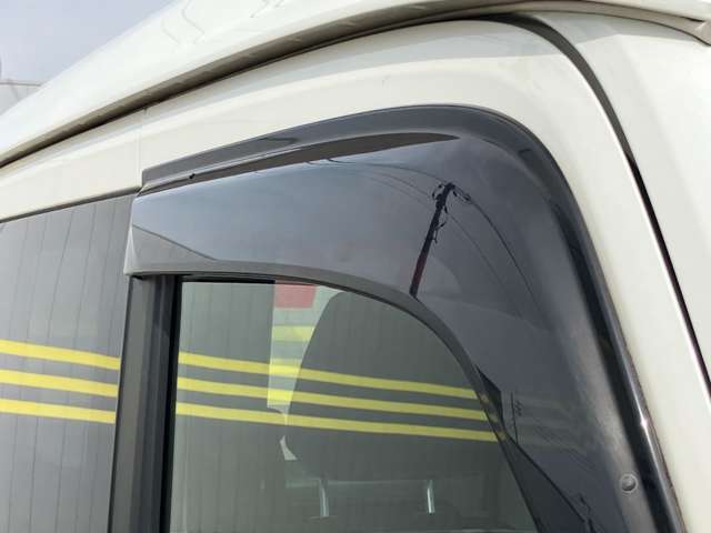 【サイドバイザー付き】雨の日も気にせず換気が可能です☆新車購入時につける方の多いオプションがしっかりついてます☆