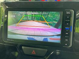 【バックカメラ】駐車時に後方がリアルタイム映像で確認できます。大型商業施設や立体駐車場での駐車時や、夜間のバック時に大活躍！運転スキルに関わらず、今や必須となった装備のひとつです！