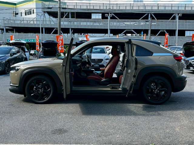 マツダ現行車唯一の官能開き仕様です。