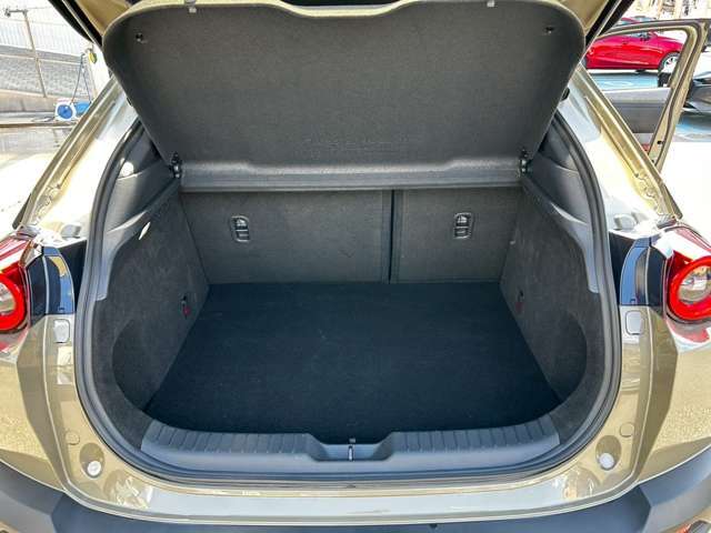 荷室は広くたくさんの日用品のお買い物をお載せできてレイアウト次第で用途が盛りだくさんです。