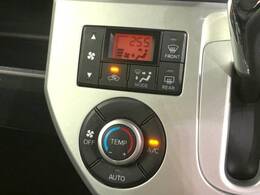 【オートエアコン】一度お好みの温度に設定すれば、車内の温度を検知し風量や温度を自動で調整。暑い…寒い…と何度もスイッチ操作をする必要はありません。快適な車内空間には必須の機能ですね♪