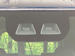 【スマートアシスト】走行中に前方の車両等を認識し、衝突しそうな時は警報とブレーキで衝突回避と被害軽減をアシスト。より安全にドライブをお楽しみいただけます。