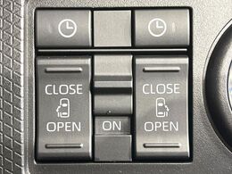 【両側パワースライドドア】スマートキーや運転席のスイッチで後席両側スライドドアの開閉が可能♪電動だから力を入れてドアを開ける必要が無く、小さなお子様でも簡単に開け閉めでき快適です♪