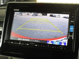 バックをするとき自動でリアの様子が映る『リアカメラ』付き！　ナビ画面で確認しながらバックができますから安心ですね。でも、目視も大切ですよ！安全第一でお願いします！