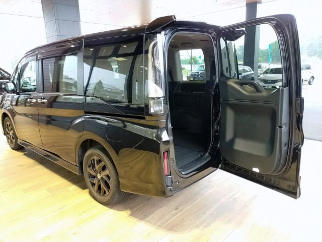 ■左右どちらからでも開けられる「わくわくゲート」を採用。狭い場所での荷物の出し入れや、後席からのスムーズな乗り降りをサポート。使いやすさと機能性を兼ね備えたミニバンです◎