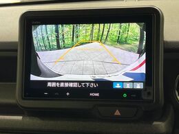 【バックカメラ】駐車時に後方がリアルタイム映像で確認できます。大型商業施設や立体駐車場での駐車時や、夜間のバック時に大活躍！運転スキルに関わらず、今や必須となった装備のひとつです！