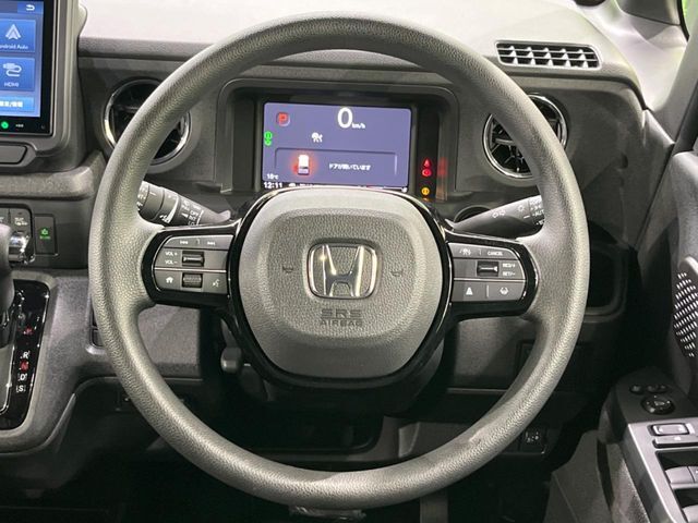 インテリアに合わせたデザインのステアリングは、運転される方のことも考え、運転しやすい形状、大きさです。是非一度、実際に触ってお確かめください。