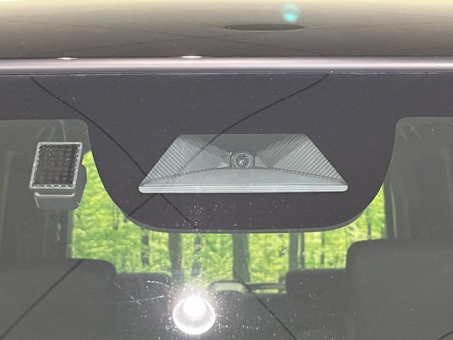 【ホンダセンシング】走行中に前方の車両等を認識し、衝突しそうな時は警報とブレーキで衝突回避と被害軽減をアシスト。より安全にドライブをお楽しみいただけます。