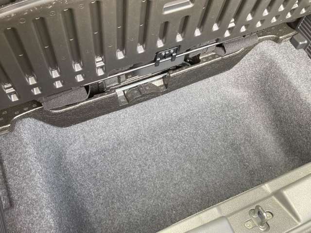 トランク下には大きな収納スペースが有りさらにたくさんの荷物が積めます