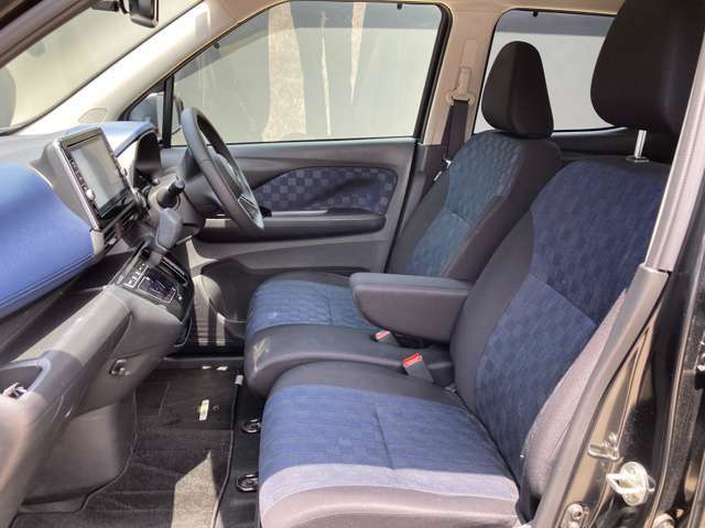 運転席シートには肘掛もついてます。