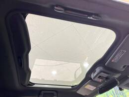 【ガラスルーフ】ガラスルーフ搭載で車内の解放感が一気にアップ！開放的なドライブをお楽しみいただけます。