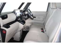 大きなベンチシートで足元もヒロビロ■大型シートで座り心地は快適♪中央には肘掛が付いてゆったりドライブ♪