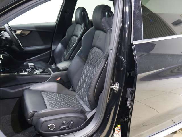 中古車展示場は新車ショールームに隣接、厳選されたAudi認定中古車を展示しております。