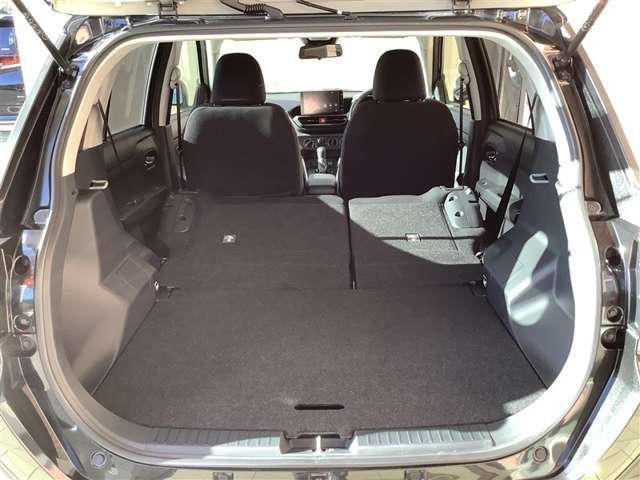 シ-トは独立可倒式、色々な荷物が積載できます。