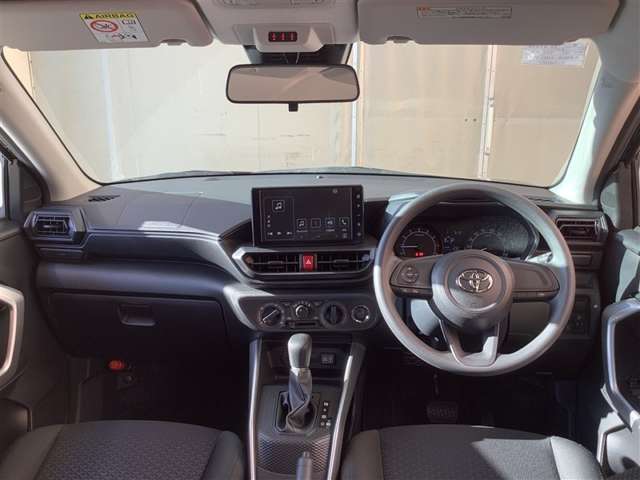 すっきりまとめられた視認性の良いインパネ周り。操作スイッチも使いやすい位置に配置されています。