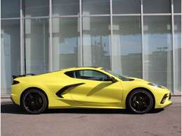 コルベット史上初のミッドシップモデルとなった、8代目コルベット。7代目や歴代のコルベットの特徴を残しつつ、新たなデザインへと変化いたしました。