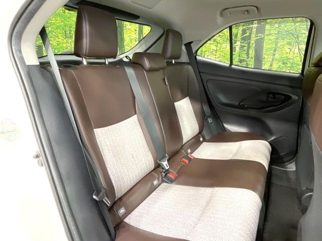 運転席まわりには十分なスペースがあり、大柄な方でもゆったり運転していただける環境です。