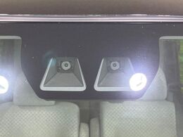 【スマートアシスト】走行中に前方の車両等を認識し、衝突しそうな時は警報とブレーキで衝突回避と被害軽減をアシスト。より安全にドライブをお楽しみいただけます。