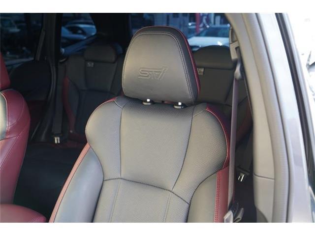 レッドステッチ入ブラック/ボルドーツートーンナッパ革シート装備☆柔らかく、しなやかな手触りで耐久性も優れているナッパ革シート☆