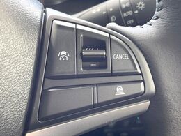 【アダプティブクルーズコントロール】高速道路での長距離走行が楽に！！自動で速度を保つクルーズコントロールが、衝突軽減システムと連携し、前方の車両を感知して車間を保つように速度調節してくれます！！