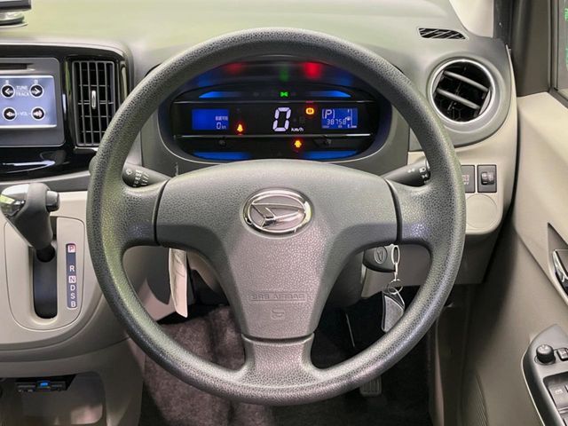 インテリアに合わせたデザインのステアリングは、運転される方のことも考え、運転しやすい形状、大きさです。是非一度、実際に触ってお確かめください。