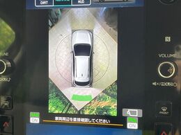 【マルチテレインモニター】車のフロントやサイドのカメラ画像を同時にモニター表示することで、悪路や狭い道を走行時でも周囲の状況確認ができ安心！本格SUVにうれしい装備です♪