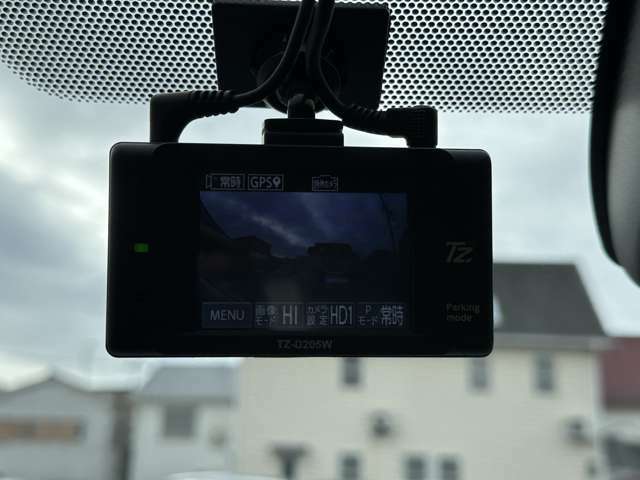 ★人気のドライブレコーダー前・後カメラ装備です♪もしもの事故時の映像確認はもちろん「あおり運転」の記録も出来ます♪
