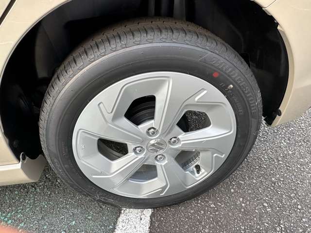 アルミホイール付！鉄ホイールと違って軽いので燃費にも影響してきます。低燃費走行に貢献します！足元がきまります。