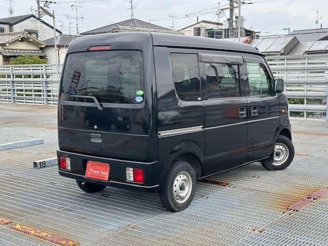 ピースオートでは、板金・塗装の専属のプロによってキッチリと施工も行っております。新車みたくピカピカとなって戻ってきますよ★