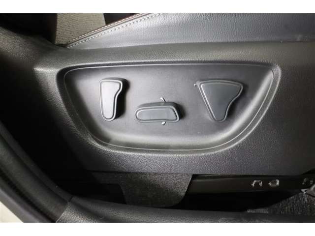 パワーシート搭載。微妙な調整が手軽にでき、最適なポジションで運転することが可能です。