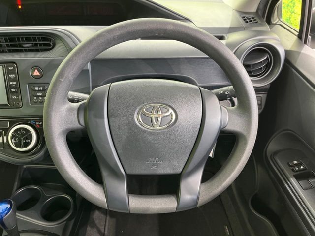 インテリアに合わせたデザインのステアリングは、運転される方のことも考え、運転しやすい形状、大きさです。是非一度、実際に触ってお確かめください。