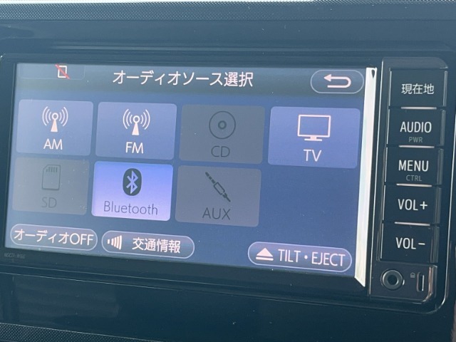 トヨタ純正ナビです。フルセグTV、AM/FM、CDはもちろんBluetoothでお好きな音楽お楽しみいただけます。