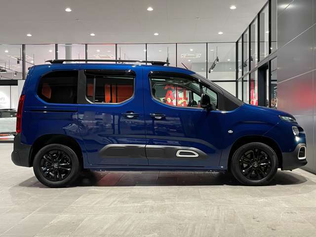 ディープブルーの車両は非常に珍しいです