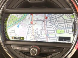 ●純正ナビ:一体感のあるナビは、高級感ある車内を演出してくれます。オーディオ機能も充実しておりますので、運転もより楽しめます♪