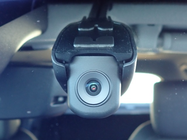 ◆【ドライブレコーダー】映像・音声などを記録する自動車用の装置です。もしもの事故の際の記録はもちろん、旅行の際の思い出としてドライブの映像を楽しむことができます。