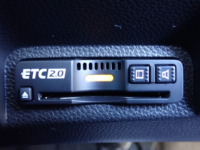 ■【ETC車載器】が装備されています。セットアップをしてお渡しとなり、ETCカードを差し込むだけで高速道路の利用が可能です。