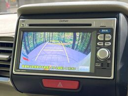 【バックカメラ】駐車時に後方がリアルタイム映像で確認できます。大型商業施設や立体駐車場での駐車時や、夜間のバック時に大活躍！運転スキルに関わらず、今や必須となった装備のひとつです！