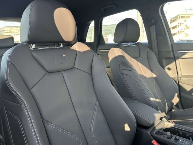 ●Audi Sラインロゴ　スポーティで高性能なモデルを象徴するブランドアイコンです。標準バージョンより、力強くスポーティーな印象を与えます。