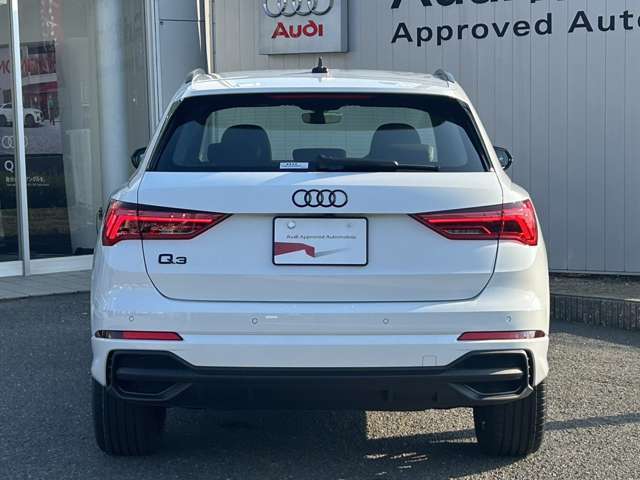 Audiのリヤディフューザーは、車両の後方での空気の流れを整え、乱流を減少させることで、走行安定性を向上させます。またスポーティで洗練された外観を提供し、全体のスタイルに一体感を持たせます。