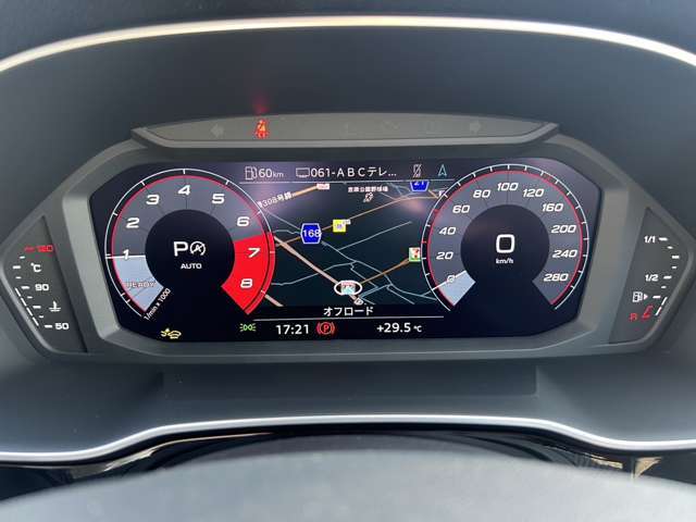 スピードメーターなどの運転に必要な計器とともに、オーディオ・電話の操作画面や地図などを表示。レイアウトはステアリングスイッチで切り替えでき運転に集中しながら必要な情報を瞬時に得ることが可能。
