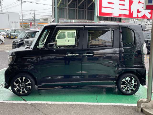 カーポート佐々木では広い展示場を完備★常時約60～70台程度の幅広い展示車（新車～中古車まで）を展示しております♪スズキの看板が目印★お気軽にお立ち寄りください♪
