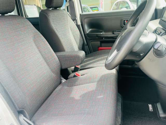 運転席・助手席、床、マットともに綺麗です。