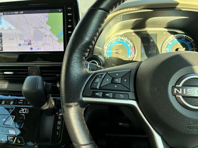 ハンドル周りには車両状態の確認やナビ操作が可能なステアリングスイッチを完備♪