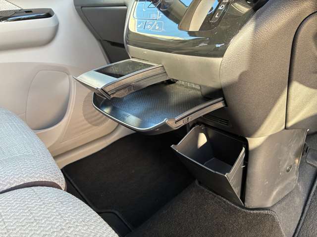 パネル下にはドリンクホルダー、ちょっとした小物も置けちゃいます♪